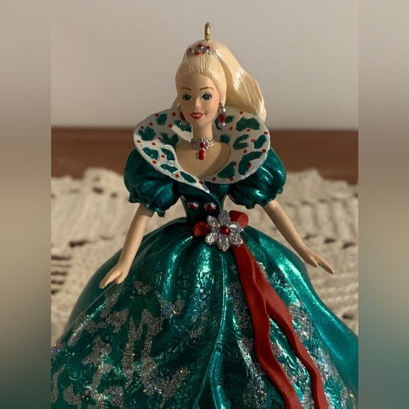 Vintage 1995 3rd in Series Holiday Barbie Mattel Hallmark Keepsake Collectible - Picture 5 of 13